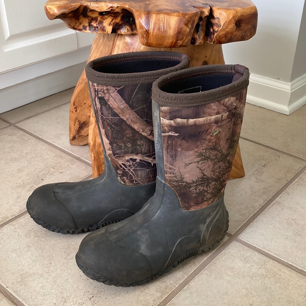 Youth camo boots